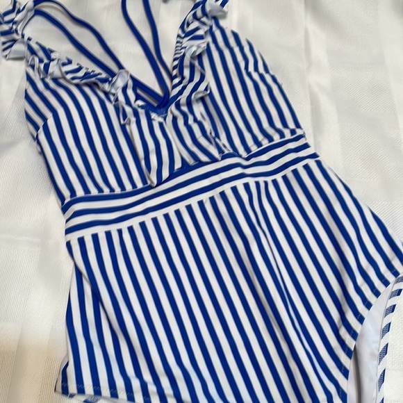 NWT Cupshe Sz L 1-Piece V Neck Ruffle / Cross Back Swimsuit Blue White Stripes - Picture 2 of 8